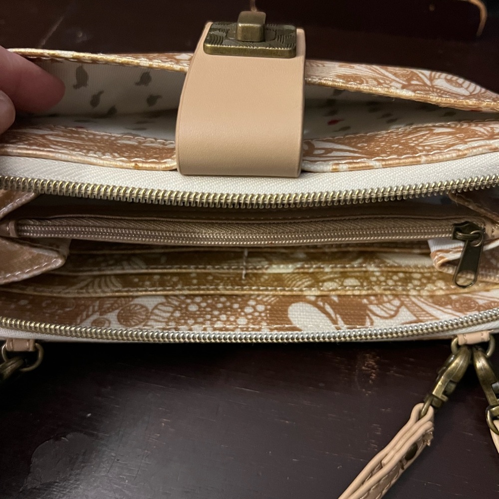 Sakroots Metallic Gold and Cream Crossbody Wallet - Picture 5 of 13